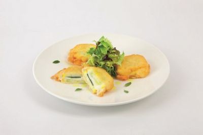 Gebackene Zucchinischeiben mit Mozzarella und Basilikum